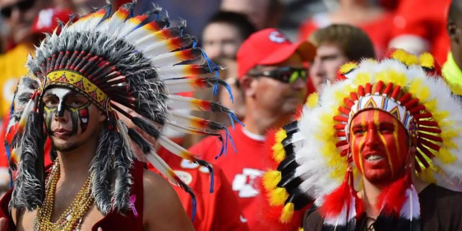 Fans der Kansas City Chiefs dürfen zukünftig keine Federn mehr im Haar tragen. Foto: Larry W. Smith/EPA/dpa