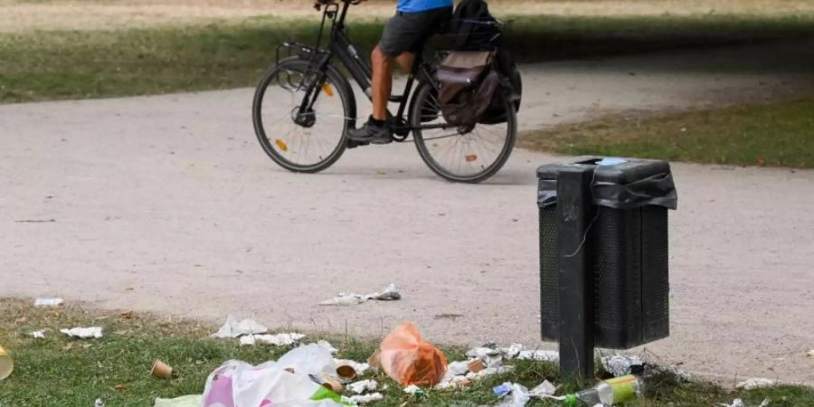 Wie hier in einem Berliner Park liegt in deutschen Städten viel Plastik- und Verpackungsmüll herum. Foto: Jens Kalaene/dpa-Zentralbild/dpa