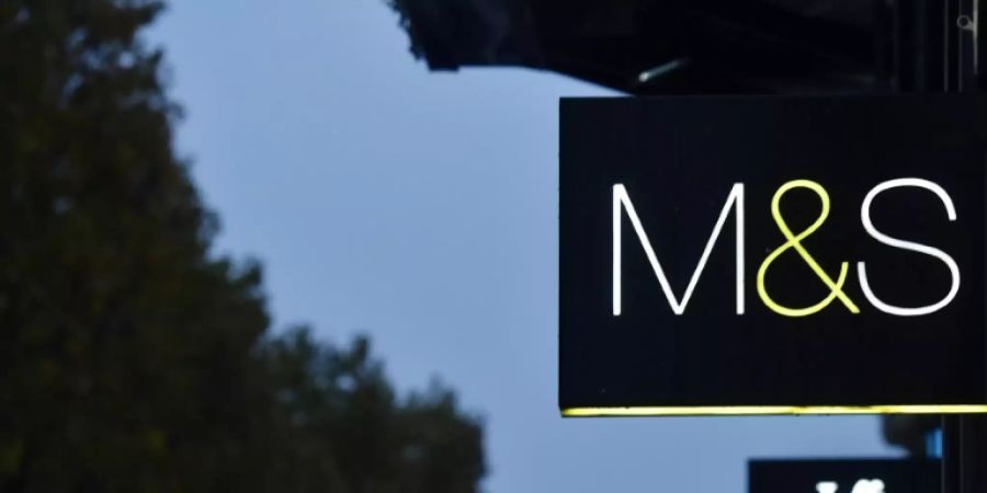 Logo von Marks and Spencer an einer Filiale in Paris