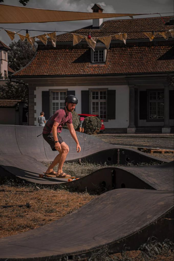 Ein Pumptrack kann mit dem Velo, Trottinett, Skates oder auch mit dem Skateboard befahren werden Pumptrack Münsingen