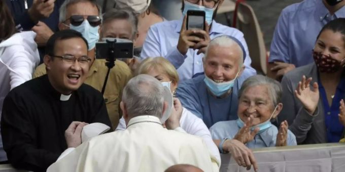 Papst Franziskus trifft zu seiner ersten Generalaudienz mit Gläubigen seit Ausbruch der Corona-Pandemie ein. Foto: Andrew Medichini/AP/dpa Papst Franziskus trifft zu seiner ersten Generalaudienz mit Gläubigen seit Ausbruch der Corona-Pandemie ein. Foto: Andrew Medichini/AP/dpa
