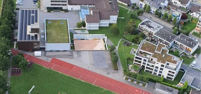 Auch von oben wird die grosse Haupttribüne langsam sichtbar. Beachvolley Reichenburg