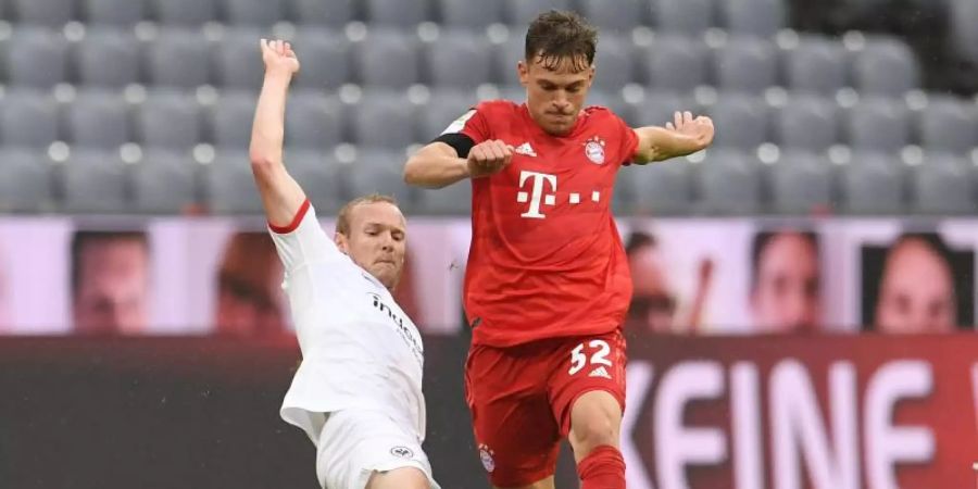 Frankfurts Sebastian Rode (l) hatte von 2014 bis 2016 für den FC Bayern gespielt. Foto: Andreas Gebert/Reuters-Pool/dpa