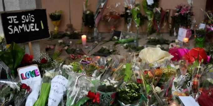 Blumen und Kerzen vor der Schule des Opfers. paris