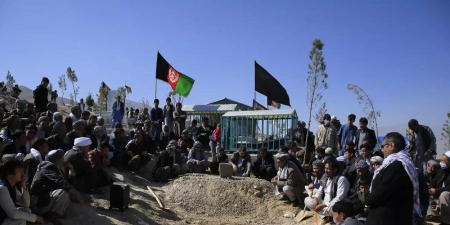 Beerdigung eines Opfers des Selbstmordanschlags vom 24. Oktober in Kabul. Foto: Mariam Zuhaib/AP/dpa