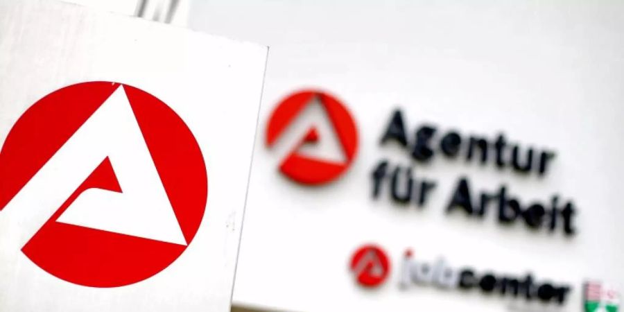 Blick auf den Eingang einer Arbeitsagentur. Foto: Jan Woitas/dpa-Zentralbild/dpa