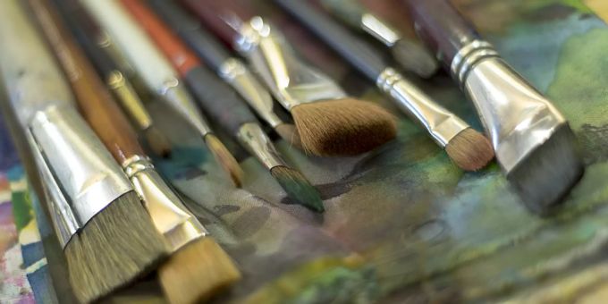 Pinsel liegen in einem Atelier bereit. (Symbolbild)