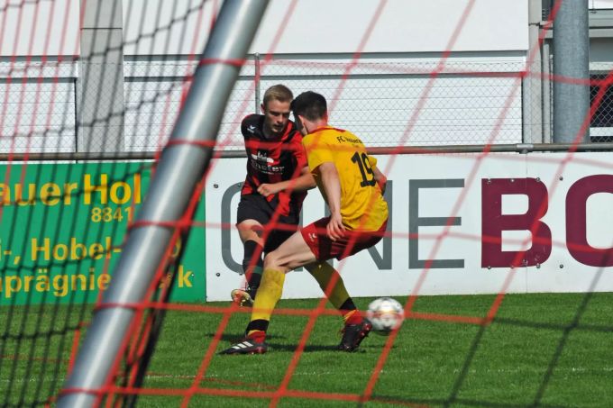 Lars Rüttimann (in rot) zeichnete sich als Doppeltorschütze für den FC Einsiedeln aus. FC Einsiedeln