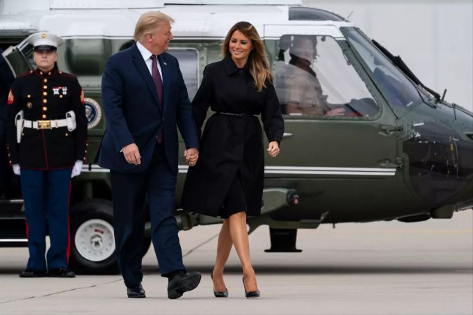 Donald Trump (2.v.r), Präsident der USA, und First Lady Melania Trump gehen nach ihrem Besuch des Flight 93 National Memorial im Rahmen des 19. Jahrestags der Terroranschläge vom 11. September auf dem John Murtha Johnstown-Cambria County Airport. melania trump