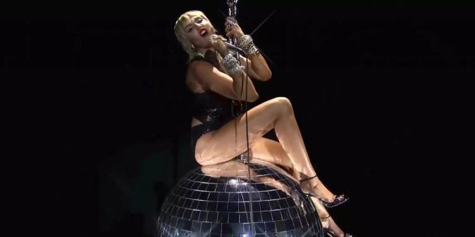 Miley Cyrus gilt als Skandalnudel. stromschlag miley cyrus hund