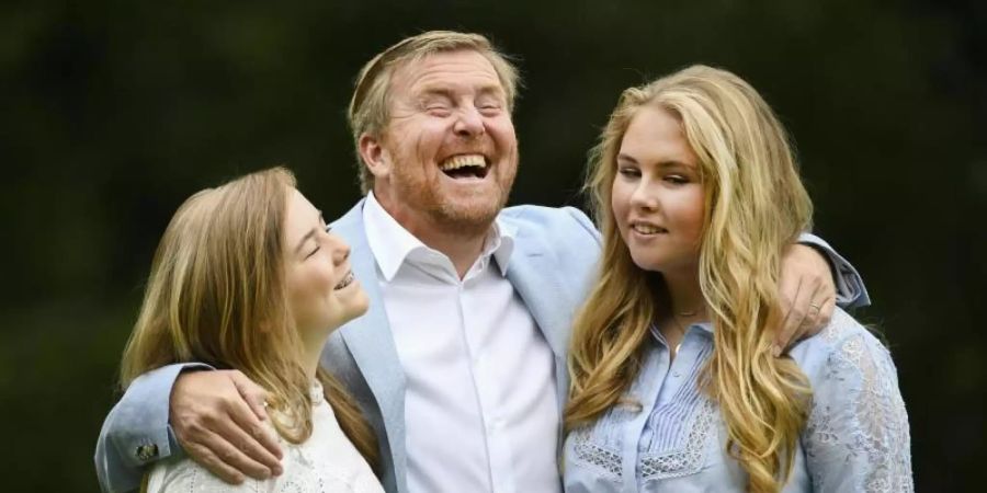 König Willem-Alexander mit seinen Töchtern Prinzessin Ariane (l) und Kronprinzessin Catharina-Amalia im Sommer in Den Haag. Foto: Piroschka Van De Wouw/Reuters-Pool/AP/dpa