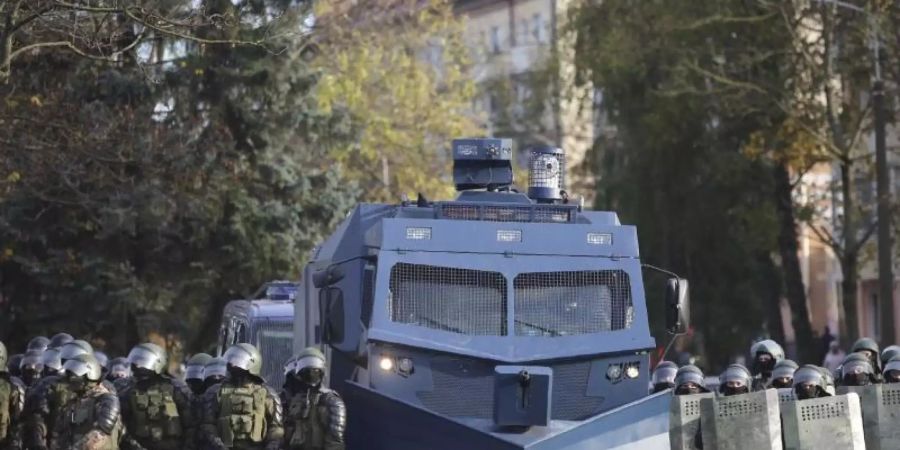 Die belarussische Polizei hat während einer Protestkundgebung der Opposition eine Strassensperre errichtet. Foto: Uncredited/AP/dpa