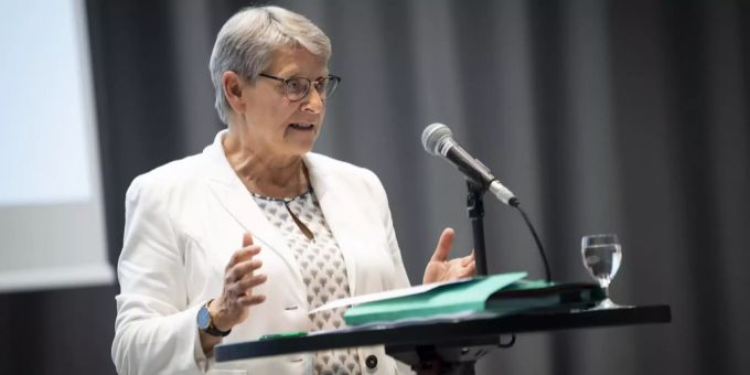 Béatrice Métraux spricht während einer Pressekonferenz des Staatsrates von Waadt über den kantonalen Klimaplan und seine Strategie für den Klimaschutz am Mittwoch, den 24. Juni 2020 in Lausanne. Béatrice Métraux