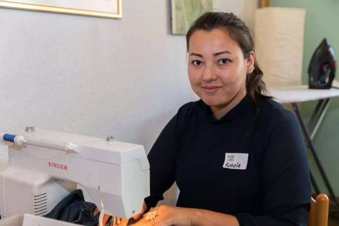 Flick-Profi Rahela an der Nähmaschine. Flick-Profi Rahela an der Nähmaschine.