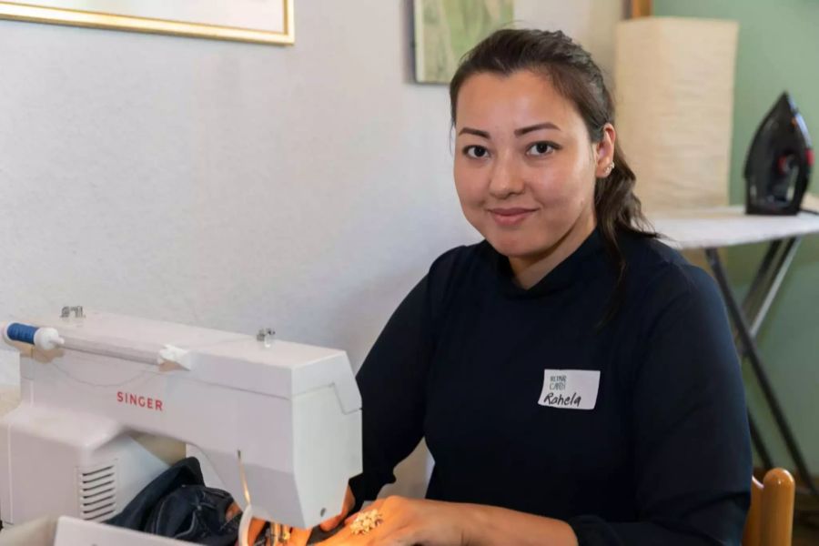 Flick-Profi Rahela an der Nähmaschine.
