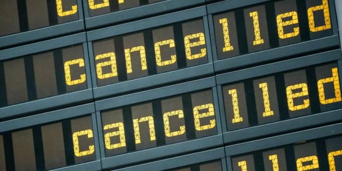 Nach den massenhaften Flugausfällen in der Corona-Krise warten zahlreiche Verbraucher auch Wochen und Monate später noch auf die Erstattung ihrer Tickets. flugausfälle