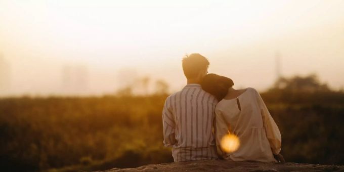 Junge Menschen sehen sich nach Sicherheit in einer Beziehung anstatt Dates auf Tinder. Ein Paar Tinder