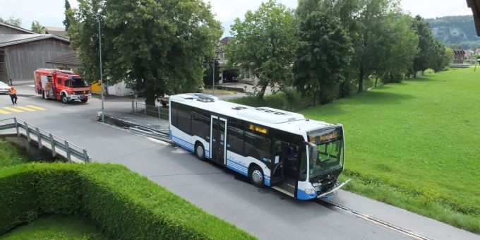 Hoher Sachschaden bei Selbstunfall von Linienbus. Hoher Sachschaden bei Selbstunfall von Linienbus