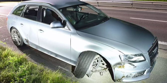 Verkehrsunfall zwischen drei Autos
