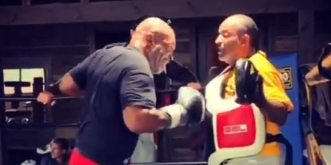 Fit für Comeback - Mike Tyson (54) packt im Training den Hammer aus
