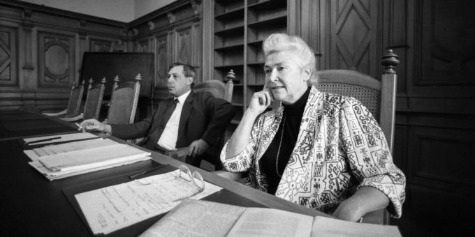 Die Schaffhauser SP Ständerätin Esther Bührer und ein Ratskollege in Bern. Undatierte Aufnahme. Esther Bührer