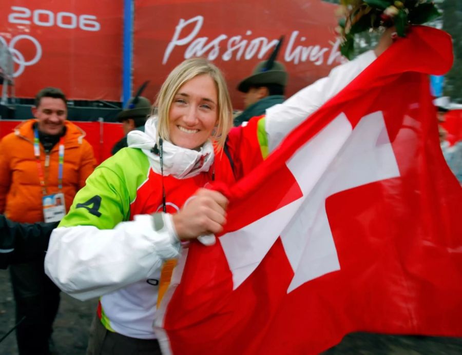Tanja Frieden mit der Schweizer Flagge.