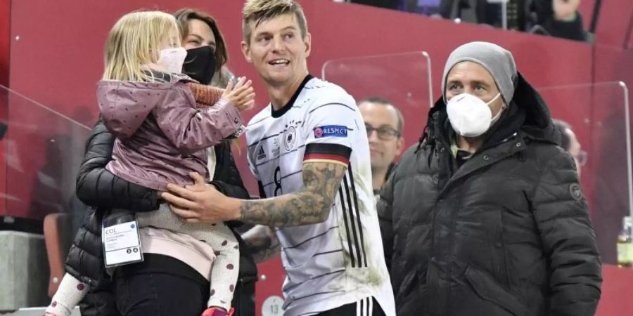 Durfte sich nach dem 3:3 gegen die Schweiz für sein 100. A-Länderspiel feiern lassen: Toni Kroos. Foto: Martin Meissner/AP/dpa