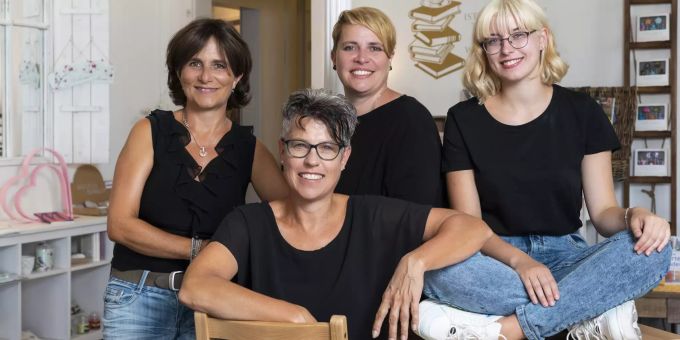 Das Team der Scriptum Buchhandlung, Corinne Frischkecht in der Mitte. Scriptum