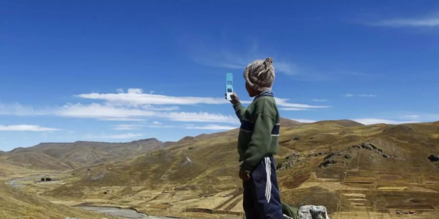 Zehnjähriger in Peru auf der Suche nach Handy-Signal