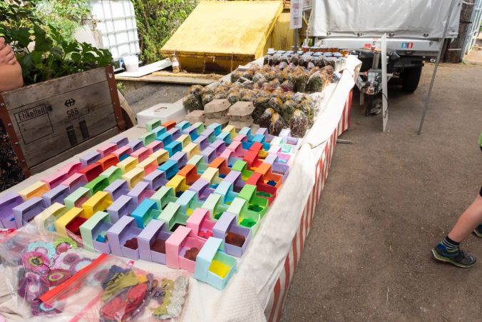 Seife, Kräuter, Dörrfrüchte und -gemüse aus eigener Hofproduktion.