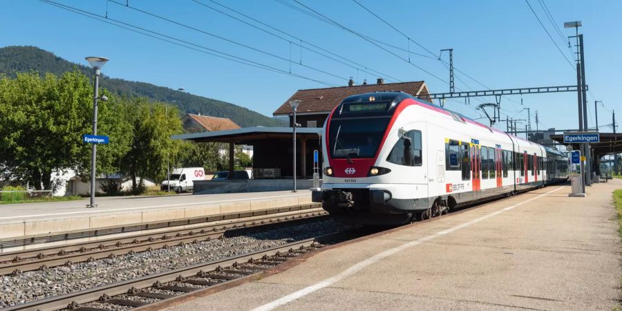 Regionalzug der SBB am Bahnhof Egerkingen. Egerkingen liegt an der Hauptlinie Bern.