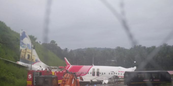 Das Wrack einer Air-India-Express-Maschine, die bei der Landung über die Landebahn hinaus geschlittert ist. Landung Indien Absturz
