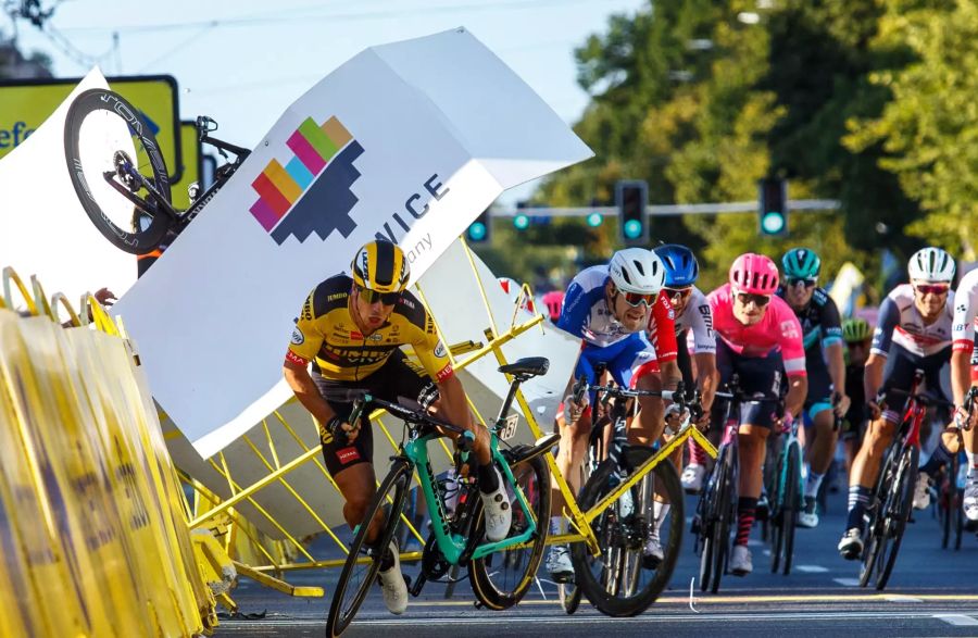 Der niederländische Radfahrer Dylan Groenewegen (L gelbes Trikot) vom Team Jumbo-Visma stürzt in der Nähe der Ziellinie, während das Rad (oberes L) des Niederländers Fabio Jakobsen in die Luft geschossen wird.