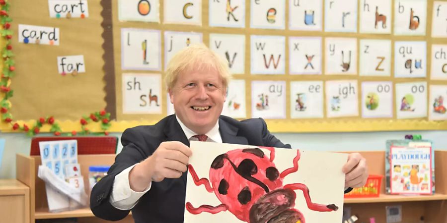 ARCHIV - Premierminister Boris Johnson im vergangenen Monat beim Besuch einer Schule in der Grafschaft Kent. Foto: Jeremy Selwyn/Evening Standard/PA Wire/dpa