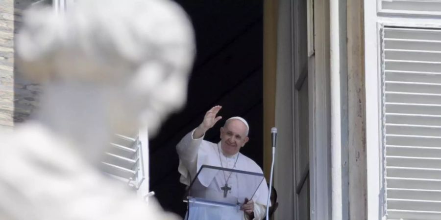 Papst Franziskus winkt den Gläubigen auf dem Petersplatz zu. Foto: Alessandra Tarantino/AP/dpa