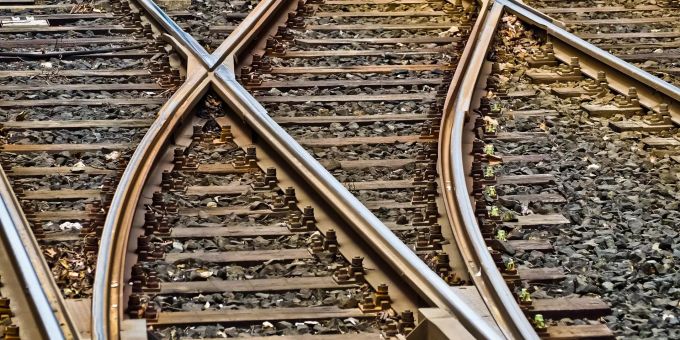 Mörigen BE - Pferd von Bahn erfasst – Reiterin verletzt