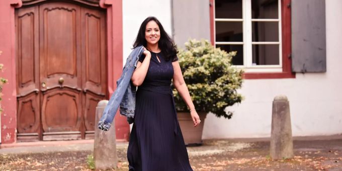 Pragati stammt aus Indien und lebt seit 5 Jahren in der Schweiz Frau balues Kleid Jeansjacke