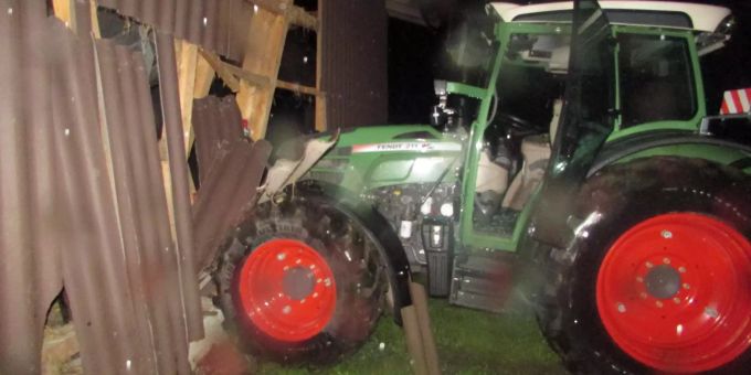 Traktor prallt in Matt GL in eine Scheune. traktor