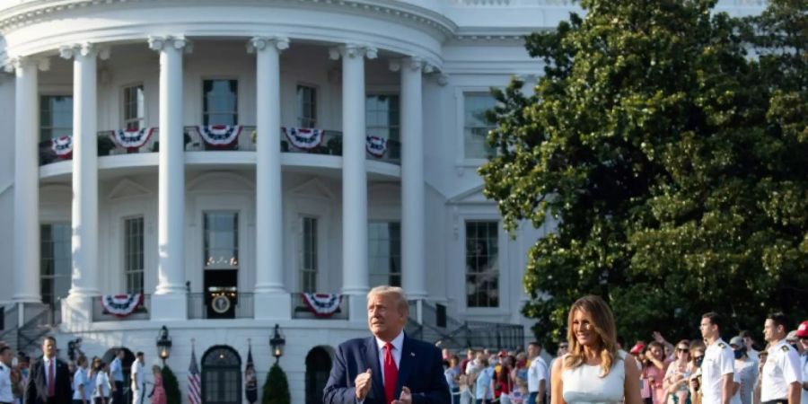 Trump mit Ehefrau Melania vor dem Weissen Haus