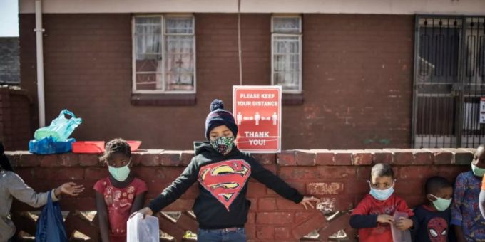 Kinder mit Mundschutz in Johannesburg Kinder mit Mundschutz in Johannesburg