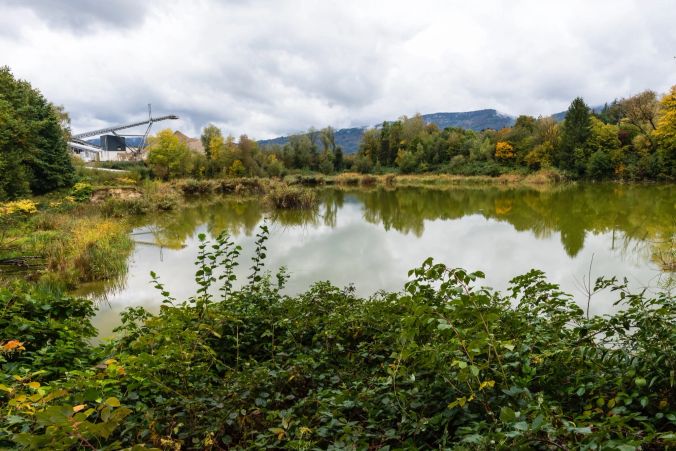 Ruhig liegt er da, der See.