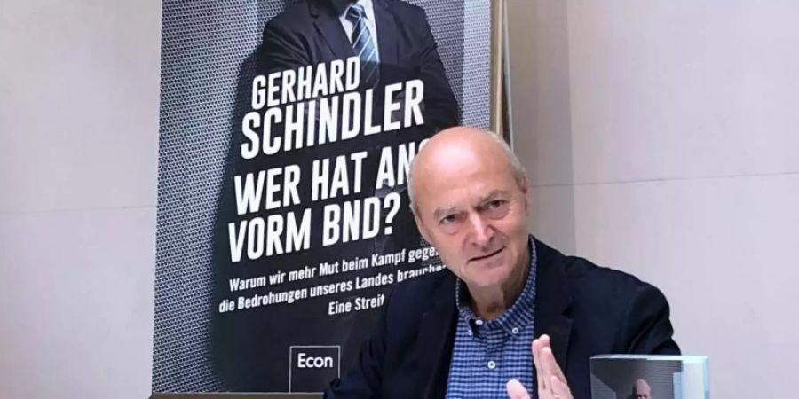 Gerhard Schindler, früherer Präsident des Bundesnachrichtendienstes, stellt sein Buch «Wer hat Angst vorm BND?» in Berlin vor. Foto: Jörg Blank/dpa