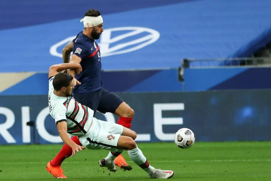 Olivier Giroud muss nach einem Zusammenprall bereits nach zwei Minuten medizinisch versorgt werden.