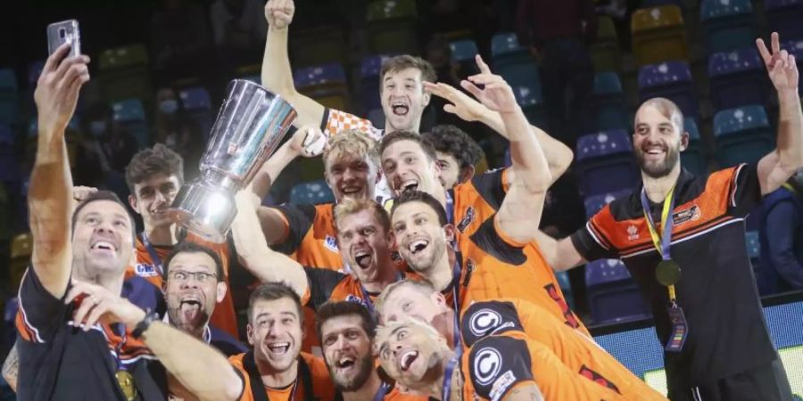 Die Spieler der Berlin Volleys feiern den Gewinn des Supercup. Foto: Frank Rumpenhorst/dpa