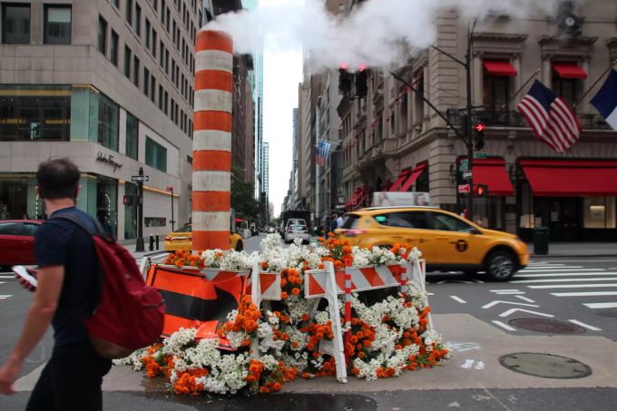 Eine Baustelle an der Fifth Avenue ist mit Blumen geschmückt. Zum Gedenken an die Terroranschläge vom 11. September 2001 hat eine New Yorker Designfirma die Fifth Avenue am 19. Jahrestag mit riesigen Blumengestecken verschönert. Gedenken an «9/11»