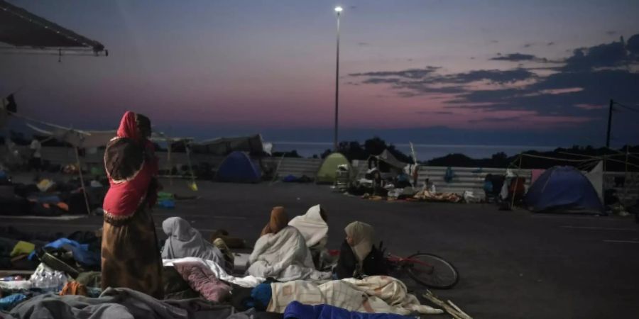 Migranten harren auf einem Parkplatz von Lesbos aus