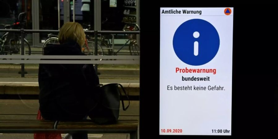 Werbetafel zeigt Probealarm an