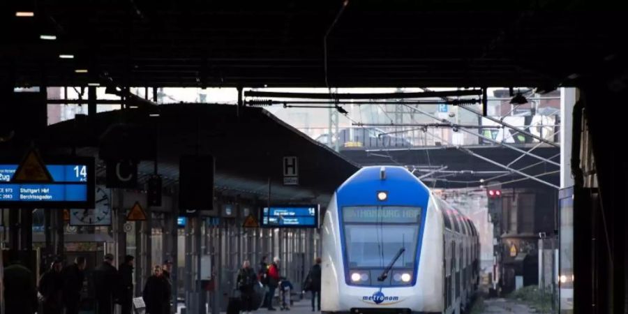 Ein Zug fährt in den Hauptbahnhof in Hamburg ein. Foto: Daniel Reinhardt/dpa/Symbolbild