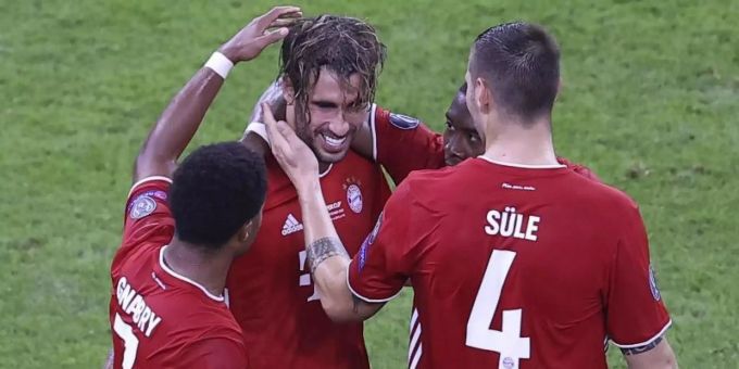 Javi Martínez (M) war mit seinem Treffer zum 2:1 der Matchwinner für den FC Bayern. Foto: Laszlo Szirtesi/Pool Getty/AP/dpa Javi Martínez (M) war mit seinem Treffer zum 2:1 der Matchwinner für den FC Bayern. Foto: Laszlo Szirtesi/Pool Getty/AP/dpa