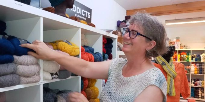 Umgeben von Wolle ist Silvia Heller in ihrem Element. Strickbar Unterlangenegg